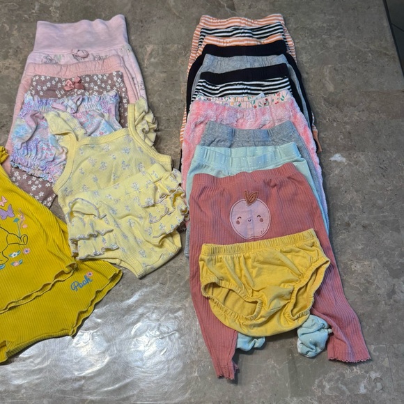 Baby girl bundle sizes
0-3 months and 3-6 months
17 bottoms and 2 sets - Picture 5 of 7